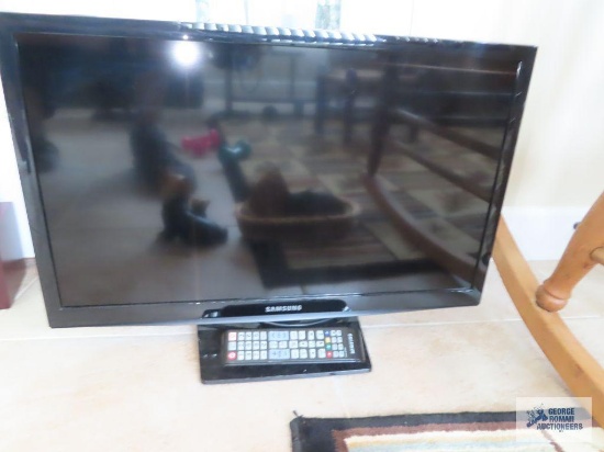 Samsung, model UN24H000, 24 inch flat screen TV with the remote