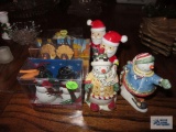 Holiday salt and pepper shakers