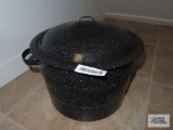 Black enamel pot with strainer insert