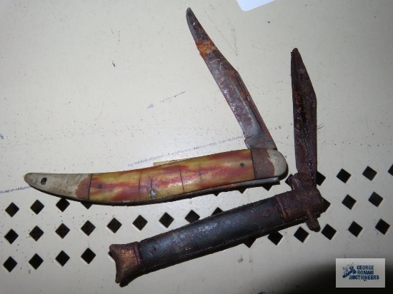 Two vintage pocket knives. Both are rusty and have damage.