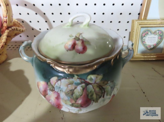 Covered serving tureen