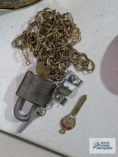 Mustang blank key and padlock with key