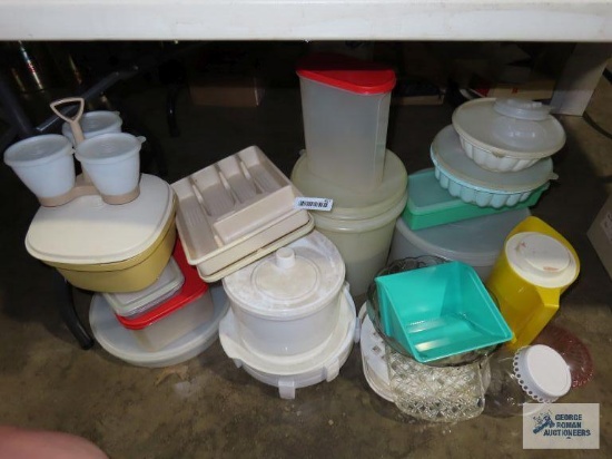 Variety of plastic ware including Tupperware