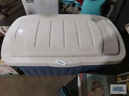 Rubbermaid tote with lid. lid is cracked