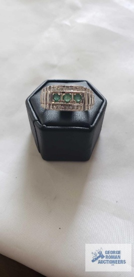 Silver colored ring with green (Emerald) and clear (CZ) gemstones, marked 925 5.4 G, size 9.5