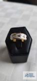 Two toned etched band, marked 18K HGE ESP0, 5.2 G, size 5