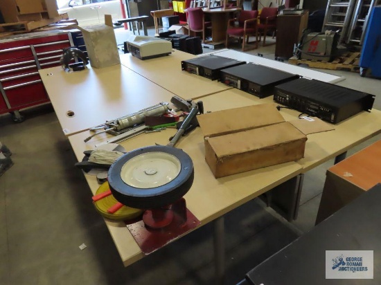Three 6' x 2' 6" desks and two 3' x 2' 6" desks