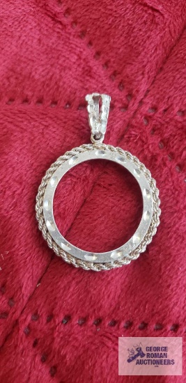 Silver colored circle pendant, marked 925.
