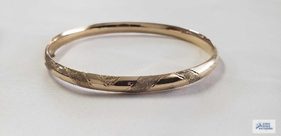 14K Yellow Gold Bangle Bracelet.