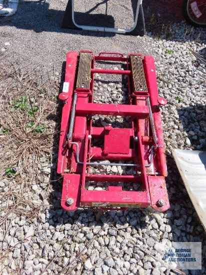Roll about motorcycle jack. Missing handle