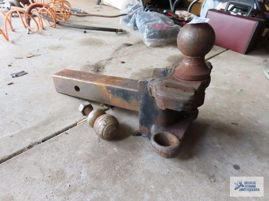 Heavy duty truck hitch and extra ball