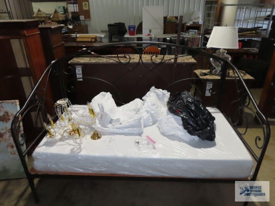Metal day bed