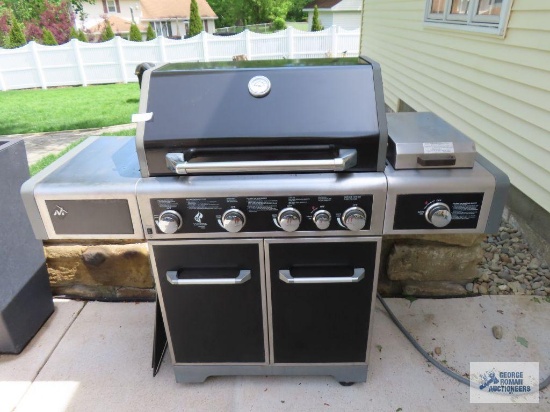 Member's Mark natural gas grill. Unit is in backyard. Bring help and or a dolly for removal. You