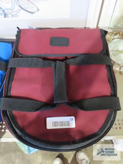 Pyrex portables round dish with carrying case