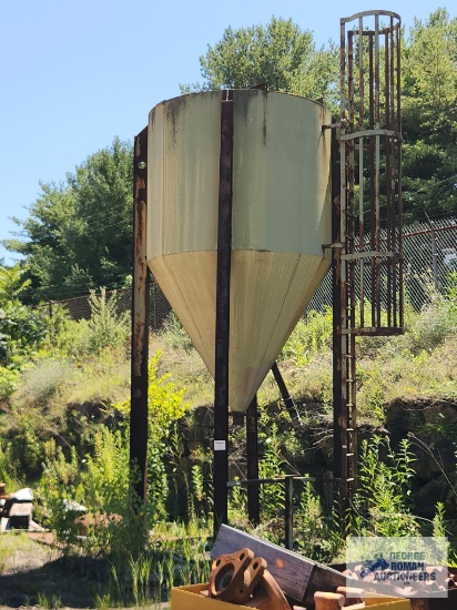 15 ton capacity sandblasting storage silo. Base is approximately 7-1/2'x7- 1/2 '. This unit is