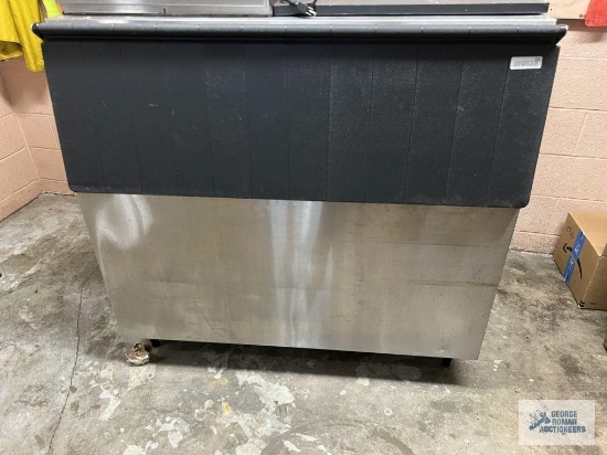 Stainless steel commercial ice bin. 48"x32"x46"
