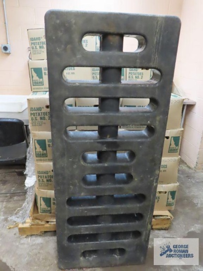 Plastic dunnage rack. approximately 5'x2'