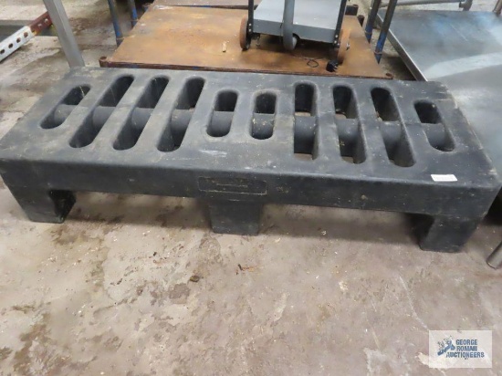 Plastic dunnage rack. approximately 5'x2'