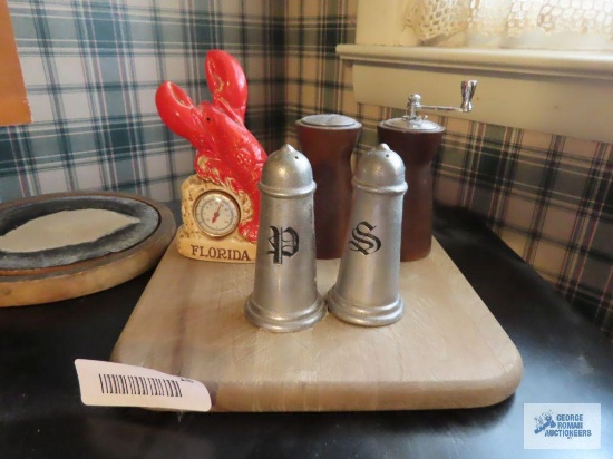 Salt and pepper shakers and Florida souvenir clock