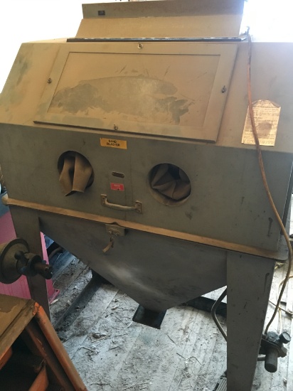 Dayton Sand Blast Cabinet Working condition