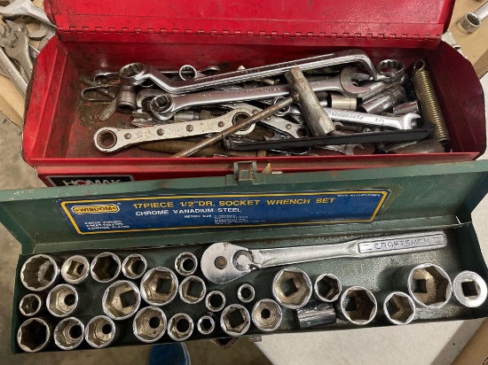 Mechanics tools in metal cases (2)