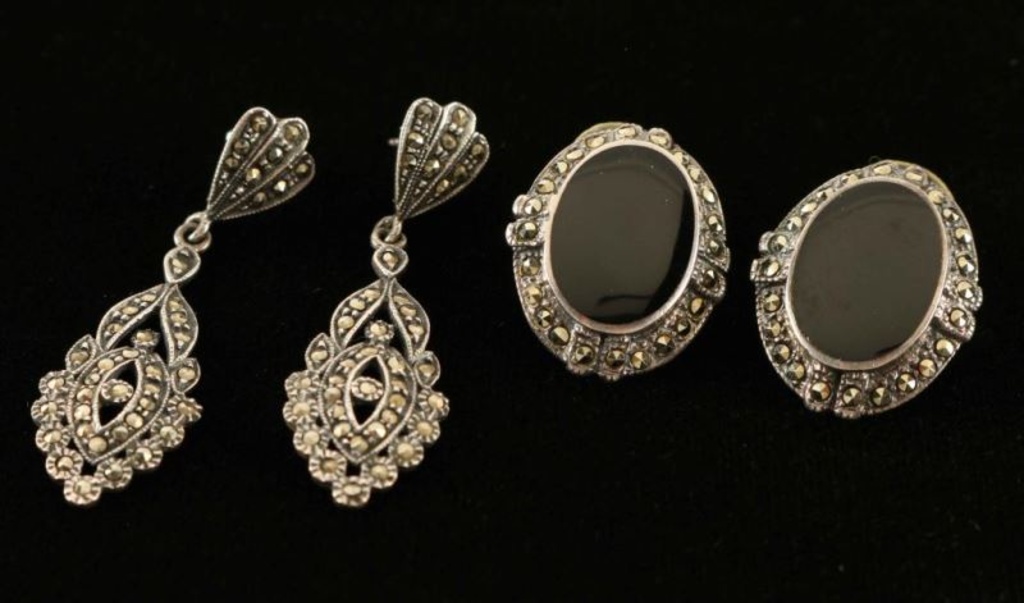 Lot of 2 Pairs of Earrings