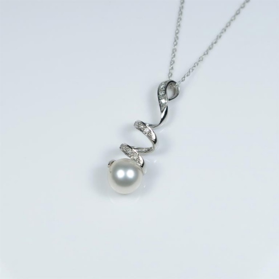 Elegant Pearl and Diamond Pendant
