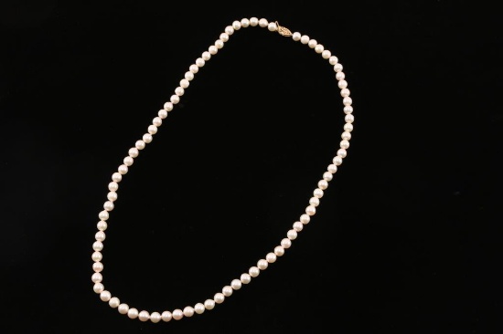 Classic Ladies Pearl Necklace