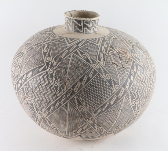 Polychrome B&W Olla