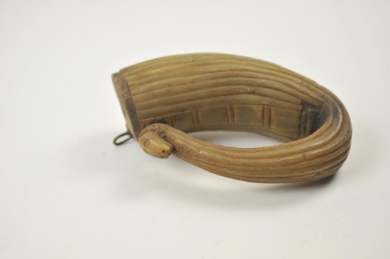 20IA-18 POWDER HORN FLUTED & RECURVED CARVED
