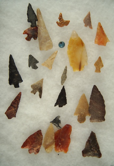 Set of assorted Arrowheads and Artifacts found near the Columbia River ? largest is 1 1/2".