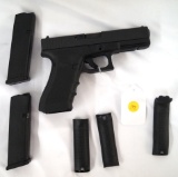 Glock 22 Gen 4 Caliber .40 Comes with Case, 2 clips, grips and cleaning rod.