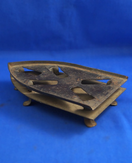 Iron resting stand, 7 1/2" long