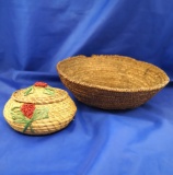 Pair of woven baskets, one is lidded - largest is 8 1/2