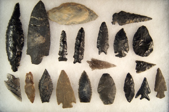 Group of 20 assorted artifacts found near Fort Rock Oregon, large basalt Knife is broken / glued.