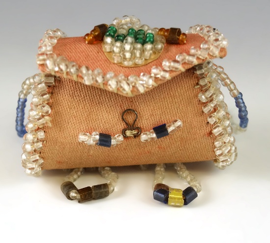 Nicely beaded miniature 2 1/2" wide purse from the early 1900s.