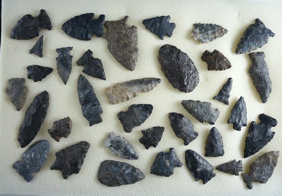 Large group of assorted fields found Coshocton Flint arrowheads, largest is 2 3/16".