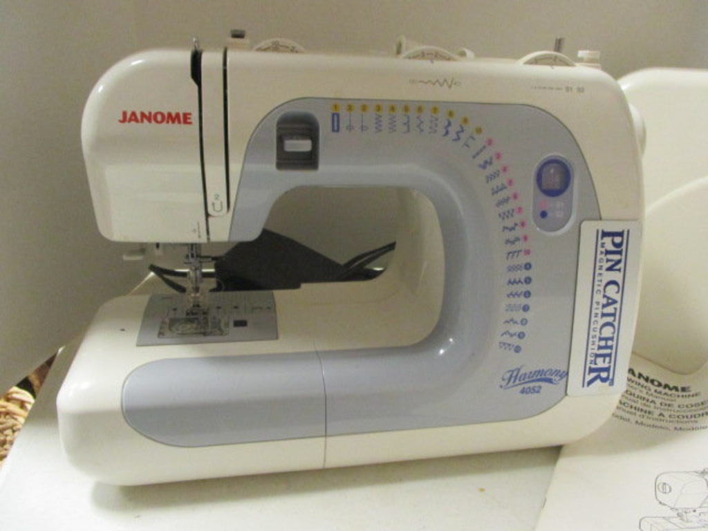 Janome Sewing Machine Harmony 4052 With Cover And Manual Estate Personal Property Personal Property Online Auctions Proxibid