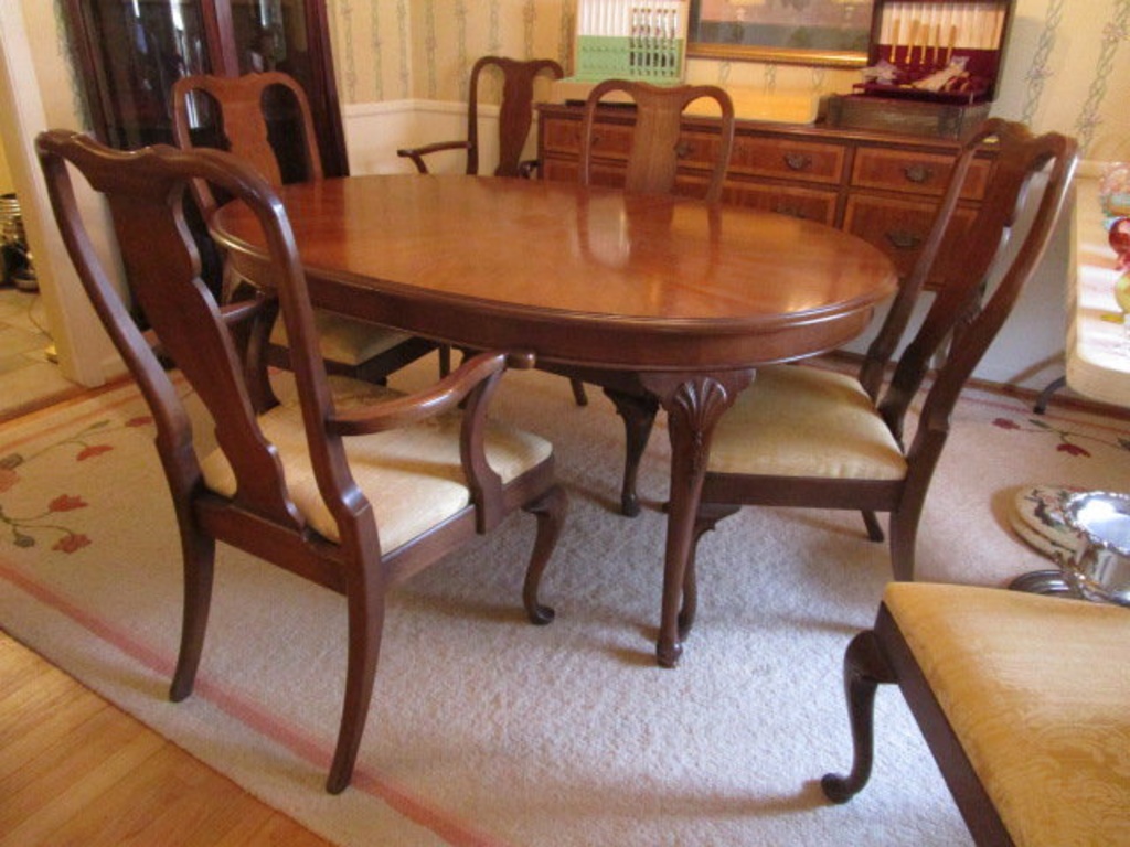 Henredon Fine Furniture Oval Table Six Chairs Two Leafs And