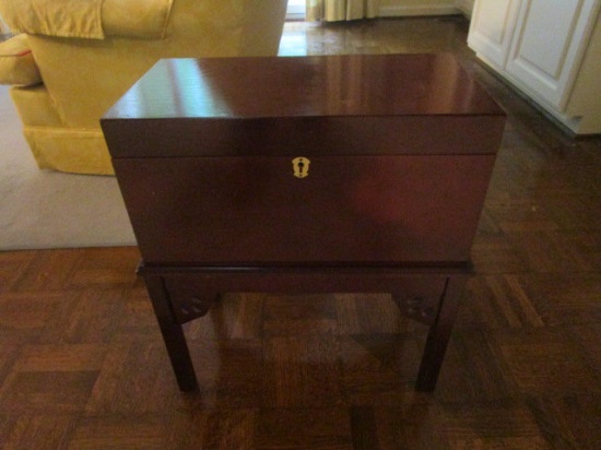 Storage Box with Lock on Stand