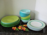 30 Pieces Plastic Dinnerware, Picnic Tablecloth Holders