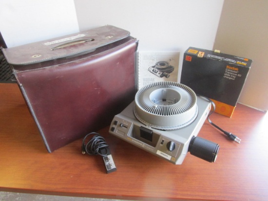 Kodak Ektagraphic IIIA Slide Projector with Carousel and Transvue 80 Slide