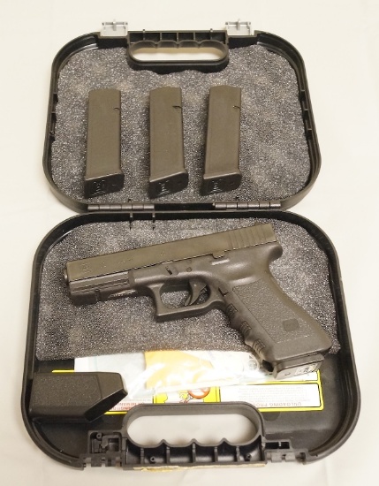 New in Box Glock 22 .40 cal Semi-Automatic Pistol with 4 Magazines in Case