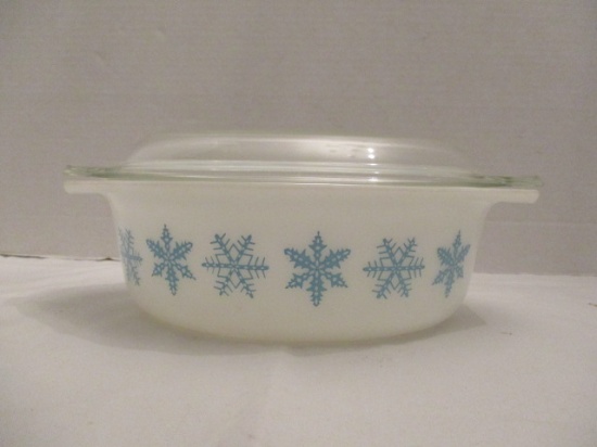 Oval Snowflake Pattern Pyrex 1  1/2 Qt. Lidded Casserole Dish