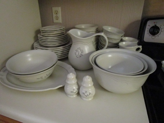 46 Pieces Pfaltzgraff Heirloom Pattern Stoneware