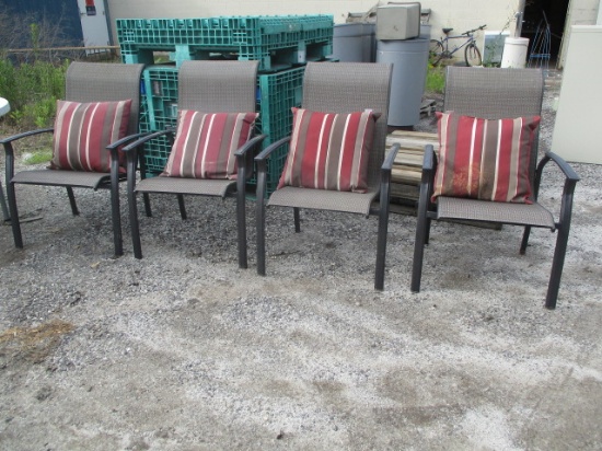 4 Outdoor Chairs w/Cushions