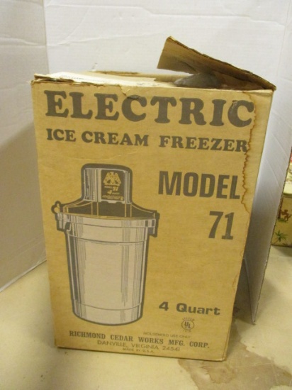Richmond Cedar Works 4 Quart Electric Ice Cream Freezer Model 71