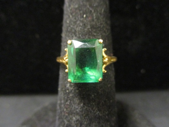 10k Gold Ring w/ Green Stone- Size 6.5