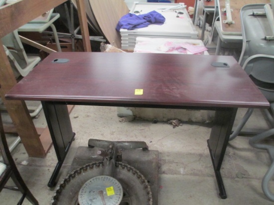 4' Cubicle Desk (Wood Grain Look)
