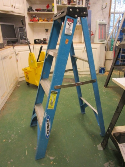Werner 4' Fiberglass Step Ladder